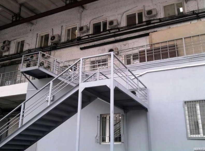 Эвакуационная металлическая лестница